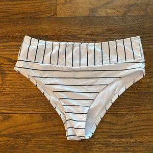 White&black striped highwaisted bathingsuit bottom